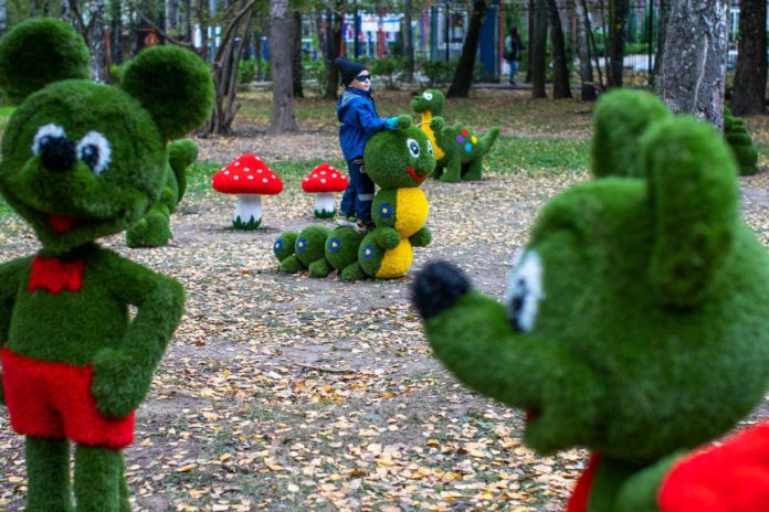 Топиарными фигурами украшают парки округа