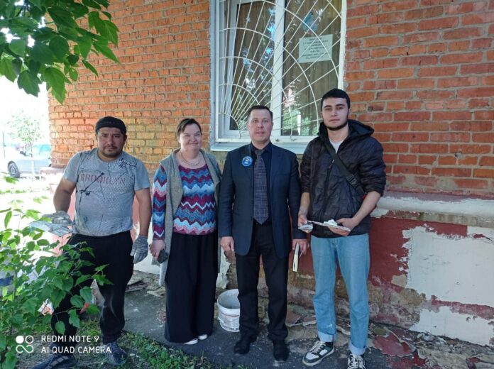 Депутат Михаил Жученко совместно с помощником депутата Татьяной Малышевой проверили ход выполнения работ по...