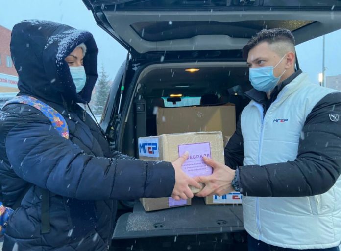 Около полусотни защитных масок передали для онкобольных в Большом Подольске