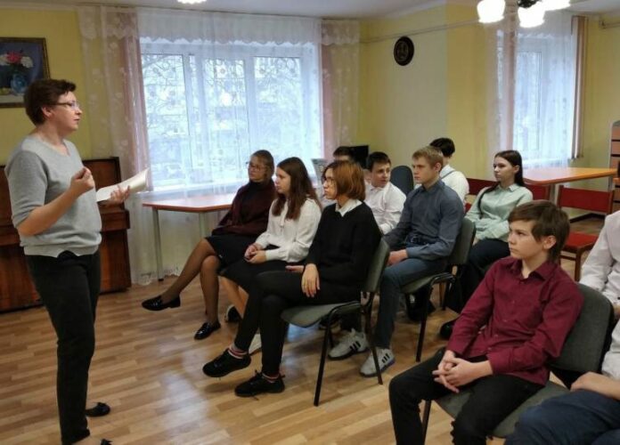 Занятие дискуссионного клуба для подростков «Спор» состоялось в библиотеке № 27