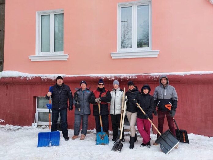 Жители Климовска производят уборку своих дворов от снега
