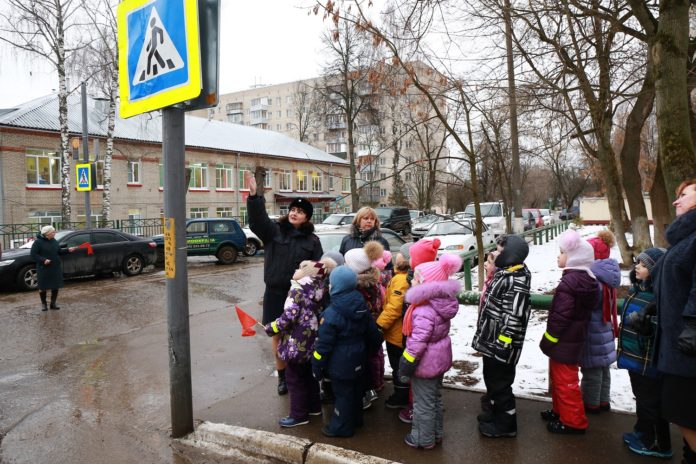 Сотрудники Госавтоинспекции обратились к пешеходам в Подольске