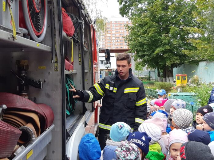 Сотрудники Подольского пожарно-спасательного гарнизона посетили детский сад № 49 «Колокольчик»