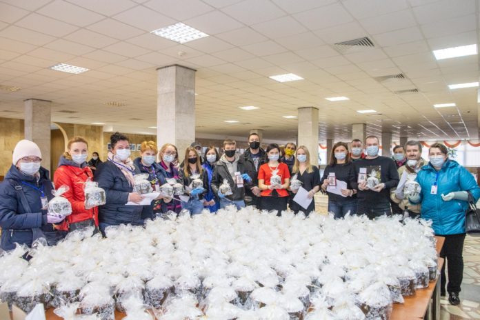 Волонтеры из Подольска доставляют на дом пожилым людям освященные пасхальные куличи