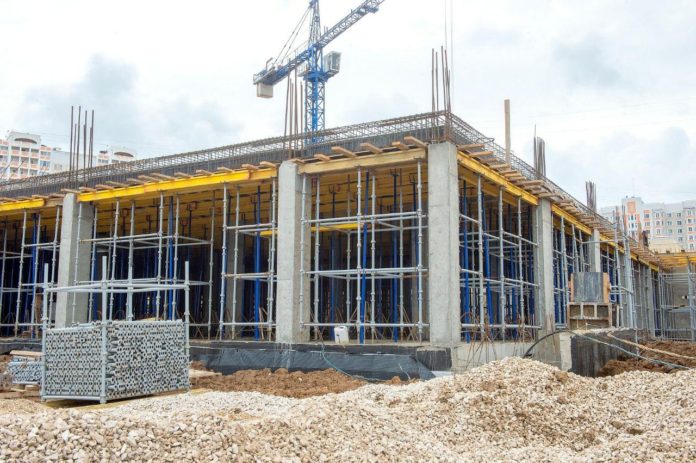 Продолжается строительство школы на Армейском проезде