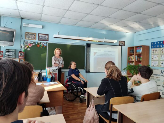 В школе № 29 прошел «Урок доброты» с бронзовым призером Паралимпийских игр Еленой Крутовой
