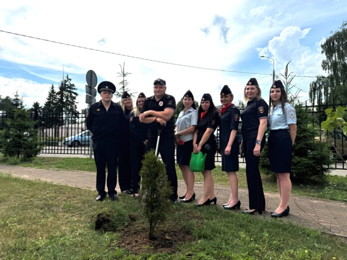 Полицейские в Подольске присоединились ко Всероссийской акции «Сад памяти»