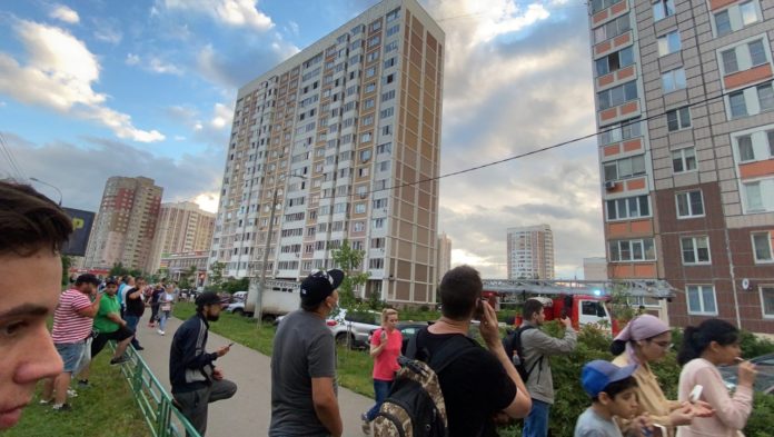 Огнеборцы Подольска устранили пожар в микрорайоне Кузнечики