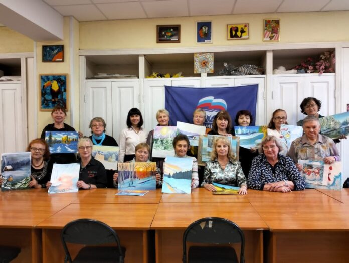 Участники студии изобразительного искусств «Гармония» вместе с депутатом Горсовета начали работу над зимними пейзажами