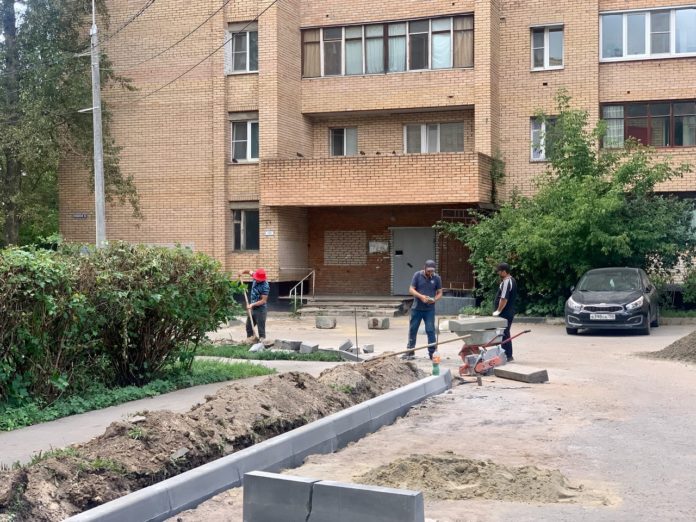 Работы по комплексному благоустройству дворовой территории домов стартовали в Климовске