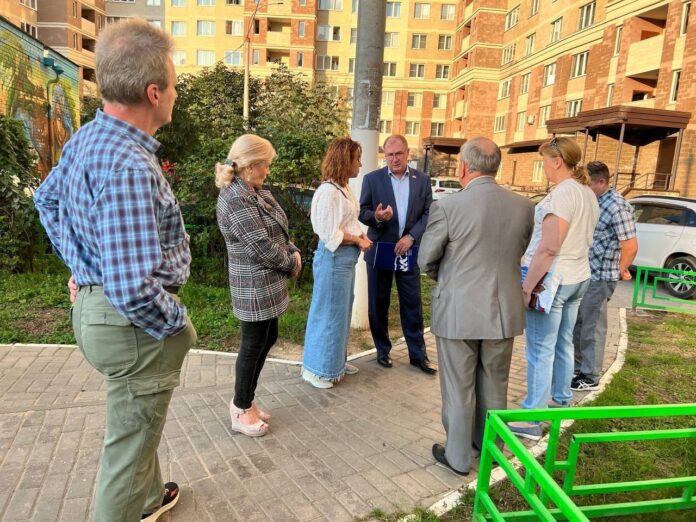Жильцы дома №2 по улице Генерала Варенникова встретились с депутатом Горсовета