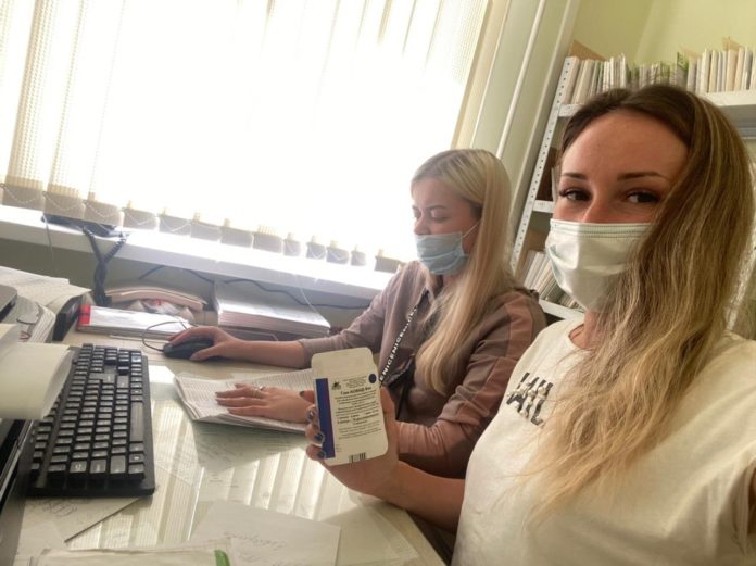 Работники Дворца творчества молодежи помогают подольским медикам