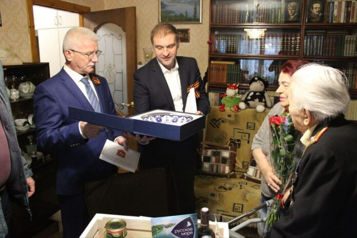 Депутат Мособлдумы совместно с первым заместителем Главы Г.о. Подольск поздравили с наступающим Днём Победы...