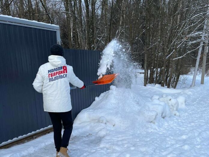 Активист подольского отделения молодой гвардии помог убрать снег пожилому пенсионеру