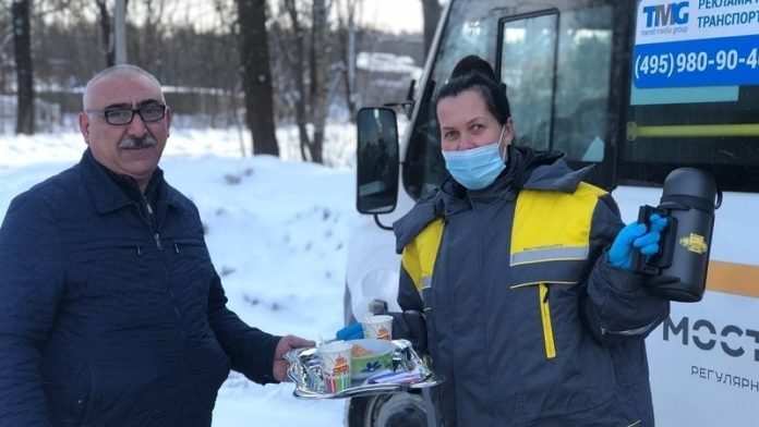 Пассажирам подмосковных автобусов раздают бесплатный чай