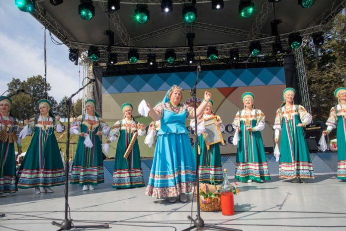 Творческие коллективы из различных городов России выступают на главной сцене фестиваля «Славянское подворье»