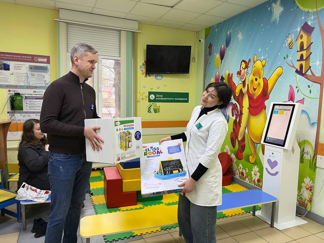 «Добрая комната» в детской поликлинике № 2 пополнилась новыми игрушками