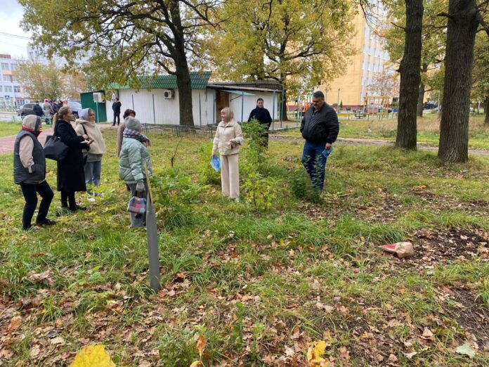 Единороссы промониторили состояние лесной полосы в микрорайоне Климовск