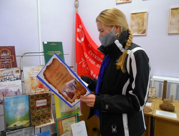 Военная экспозиция «На рубежах бессмертия» проходит в библиотеке № 2