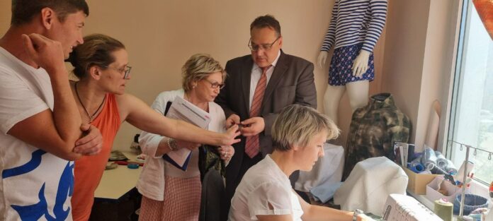 Партийцы передали распошивальную машинку для Центра помощи военнослужащим