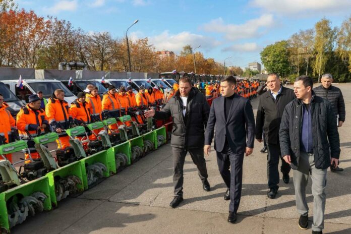 Сегодня партийцы провели традиционный смотр коммунальной техники перед началом зимнего сезона