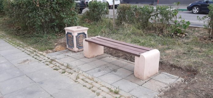 Комбинат благоустройства установил новые лавочки и урны на улице Генерала Стрельбицкого в Кузнечиках