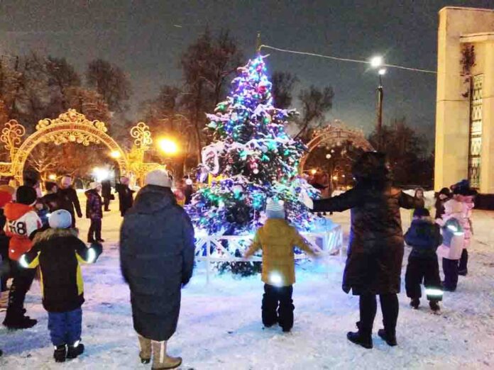 На площади поселка МИС осуществили церемонию зажжения новогодней ёлки