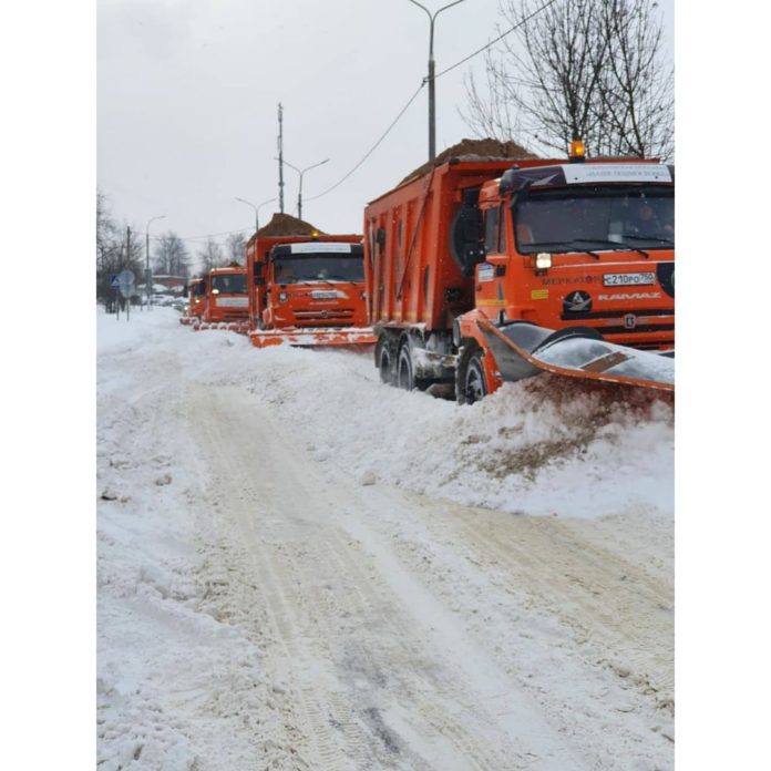 Дорожные и коммунальные службы начали работу со снежными навалами