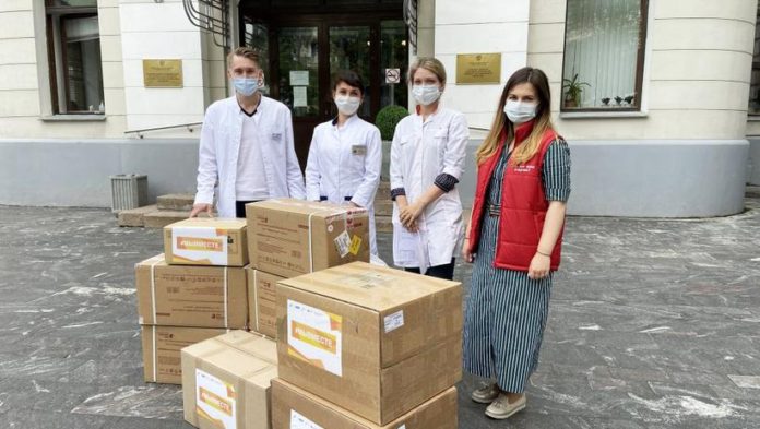 Вниманию подольчан: волонтеры-медики передали НМИЦ терапии и профилактической медицины помощь в рамках акции #МыВместе