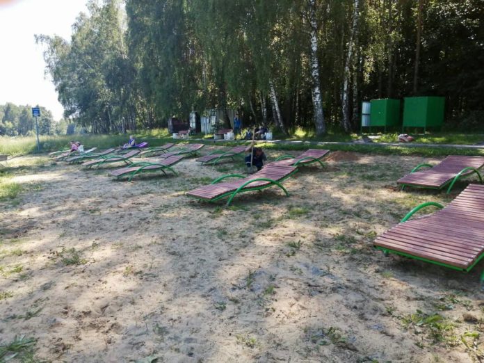 На берег реки Петрица установили 15 лежаков и 2 раздевалки