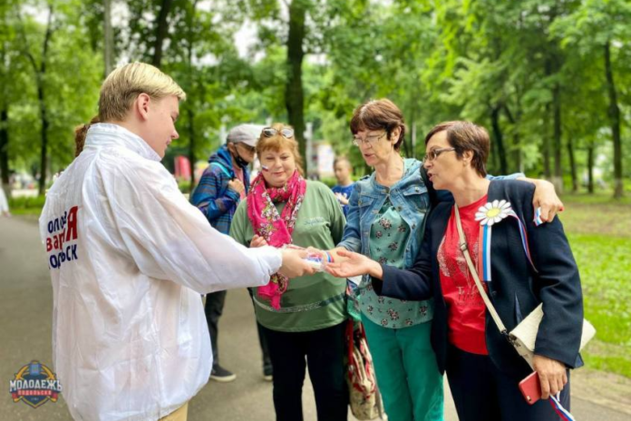 АКТИВИСТЫ МЕСТНОГО ОТДЕЛЕНИЯ МОЛОДОЙ ГВАРДИИ ПРОВЕЛИ АКЦИЮ «СПОЙ ГИМН»