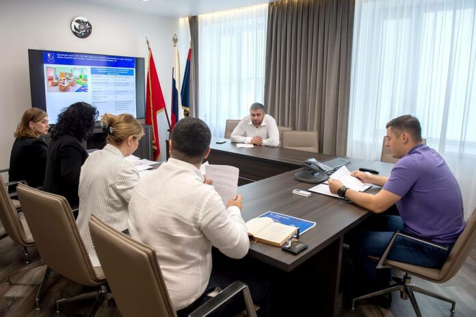 Глава округа Подольск обсудил с профильными специалистами ход строительства объектов образования