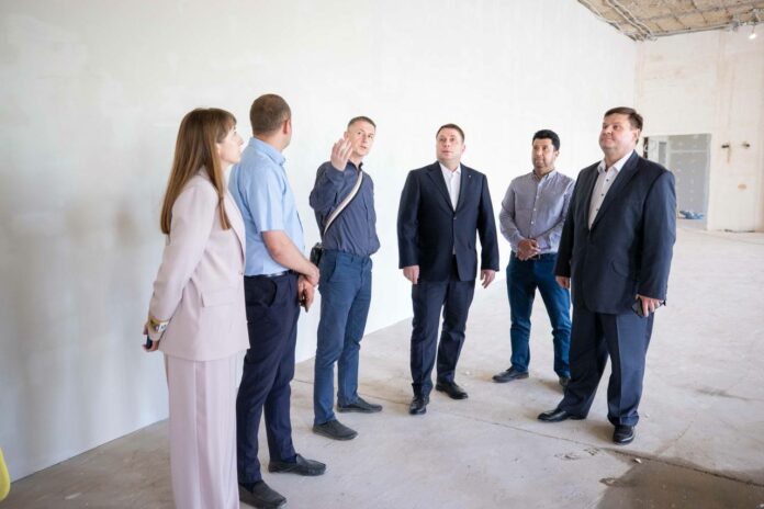 Секретарь местного отделения партии Дмитрий Жариков провел осмотр строительных работ школы №14