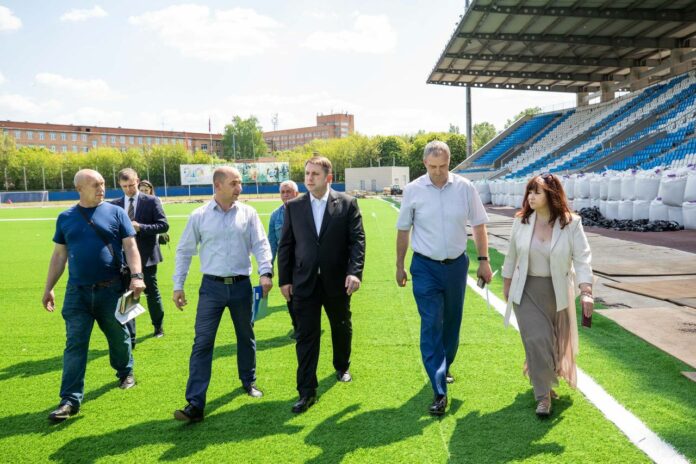 На основном футбольном поле стадиона «Труд» полностью заменят покрытие в рамках «Народной программы» партии...