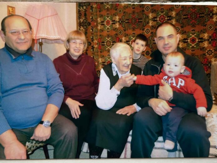 Ветеран Великой Отечественной войны Лидия Карпушина принимает поздравления и слова благодарности