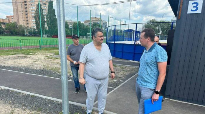 Депутат Совета депутатов провел осмотр стадиона «Весна»