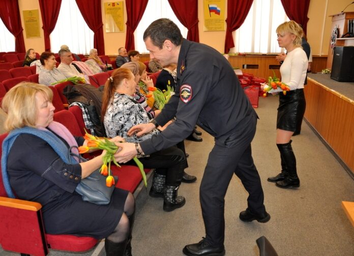 В Подольске полицейские поздравили вдов и матерей сотрудников, погибших при исполнении служебного долга
