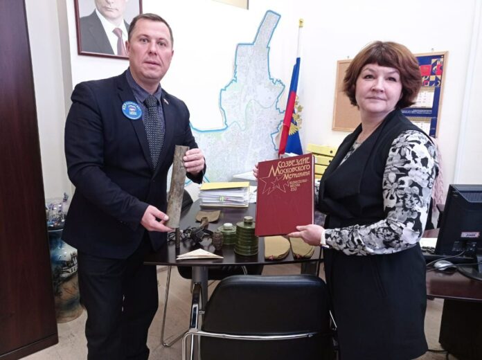 Депутат Михаил Жученко передал исторические экспонаты в музей дошкольного отделения «Улыбка» школы № 36