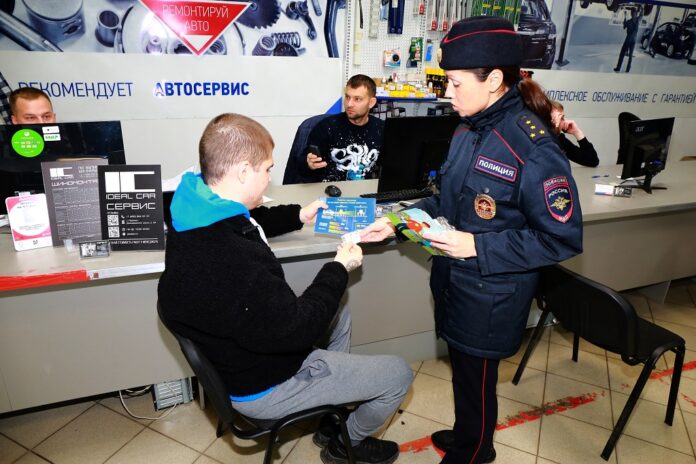 Сотрудники Госавтоинспекции Подольска провели тематические беседы на автозаправочных станциях и в магазинах автозапчастей