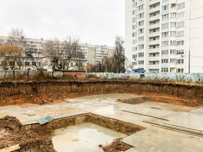 Фундамент детского сада возводят на Вокзальной улице Подольска