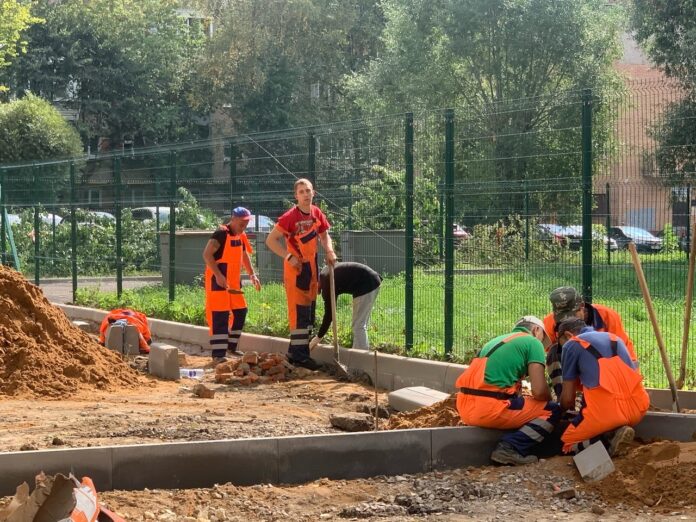 Продолжаются работы по благоустройству территории вблизи дома № 11 по улице Симферопольской в Климовске