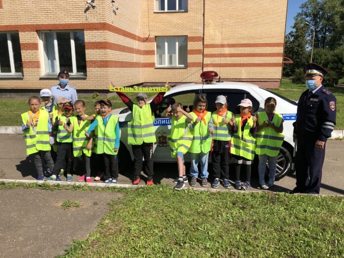 В дневном лагереТолбинской школы сотрудники Госавтоинспекции провели акцию «Заметный пешеход»
