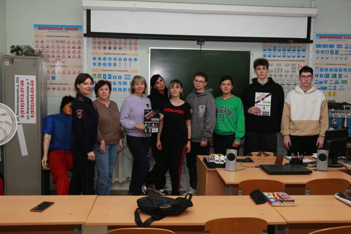 Сотрудники ГИБДД Подольска рассказали учащимся автошколы округа о важности соблюдения скоростного режима