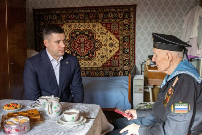 Секретарь подольского отделения партии «Единая Россия» Григорий Артамонов встретился с ветераном Иваном Ивановичем Шестопаловым