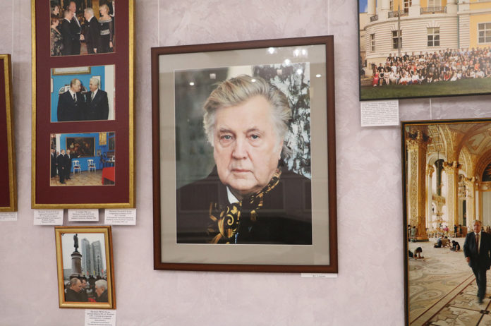 Фотовыставка «Илья Глазунов. Художник и мир» открылась в библиотеке № 26 Климовска