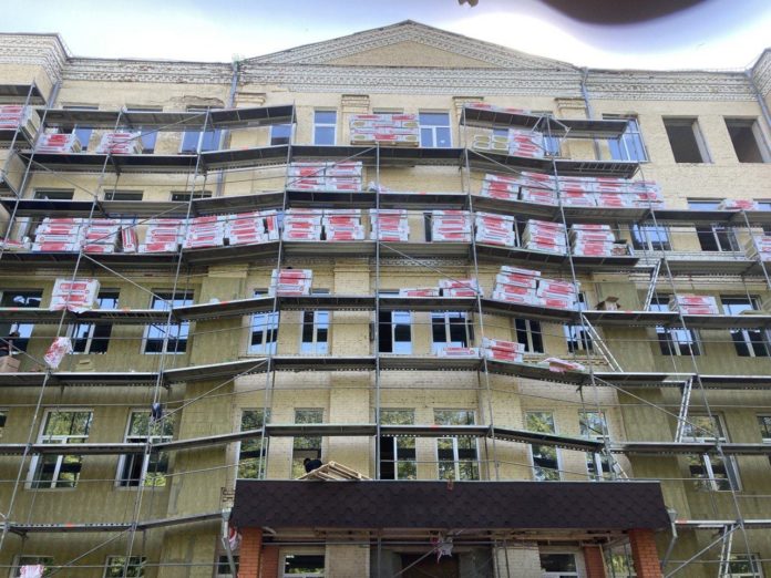 В Климовске продолжается капремонт школы № 5