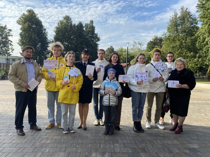 В Подольске  сотрудники Госавтоинспекции провели в городском парке акцию «Засветись! Стань заметнее на дороге!»