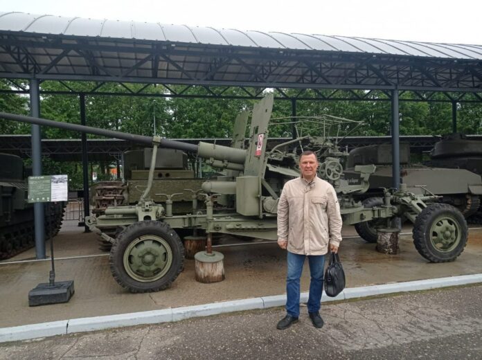 Подольские партийцы приняли участие в экскурсии по музею военной техники Вадима Задорожного