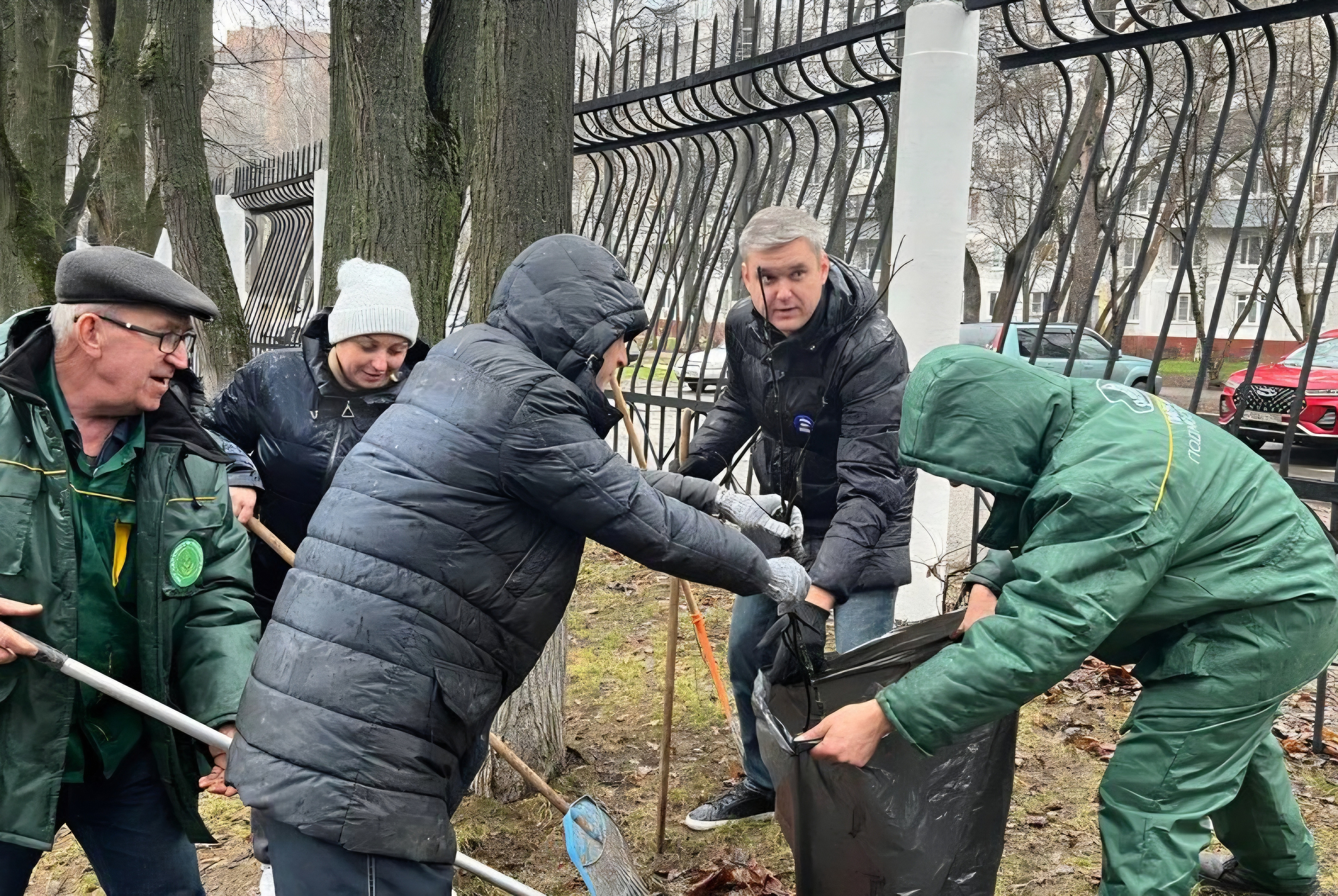 Навели чистоту в парке в рамках проекта «Чистый лес»